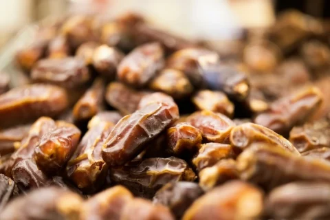 Les dattes pour chien : un petit fruit sucré, mais avec précaution