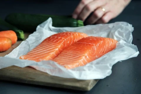 Un chien peut-il manger du saumon ou saumon fumé ? Tout ce que vous devez savoir !