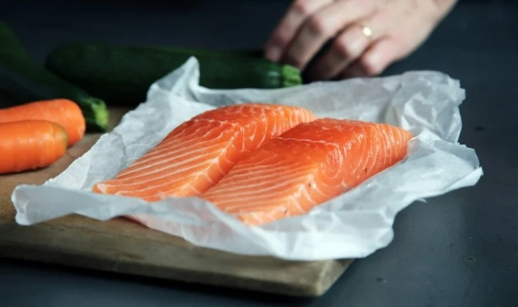 Un chien peut-il manger du saumon ou saumon fumé ? Tout ce que vous devez savoir !